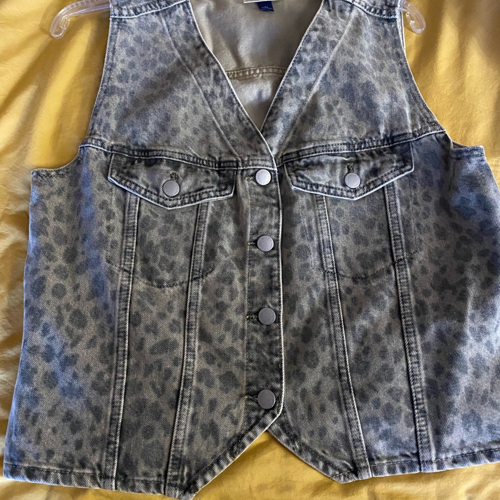 Universal Thread Gray Leopard Print Button Down Vest